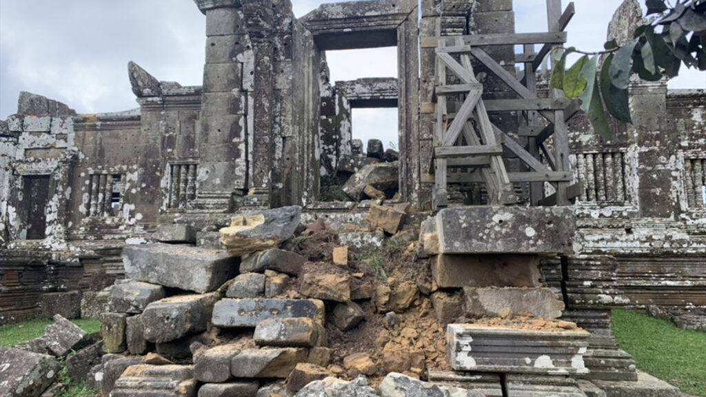 Preah Vihear temple is hit by Thai strike